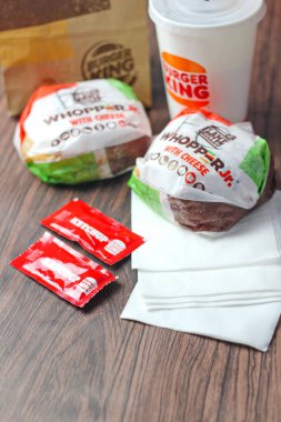 Bangkok Tayland, 09 Ocak 2023 Burger King 'in hamburgeri, Whopper ve içki dükkanı. Fast food işi geçmişi.