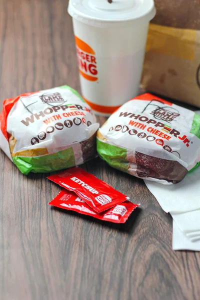 Bangkok Tayland, 09 Ocak 2023 Burger King 'in hamburgeri, Whopper ve içki dükkanı. Fast food işi geçmişi.
