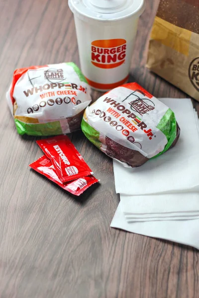 Bangkok Tayland, 09 Ocak 2023 Burger King 'in hamburgeri, Whopper ve içki dükkanı. Fast food işi geçmişi.