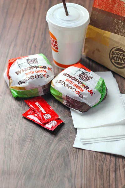 Bangkok Tayland, 09 Ocak 2023 Burger King 'in hamburgeri, Whopper ve içki dükkanı. Fast food işi geçmişi.