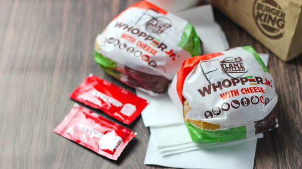 Bangkok Tayland, 09 Ocak 2023 Burger King 'in hamburgeri, Whopper ve içki dükkanı. Fast food işi geçmişi.