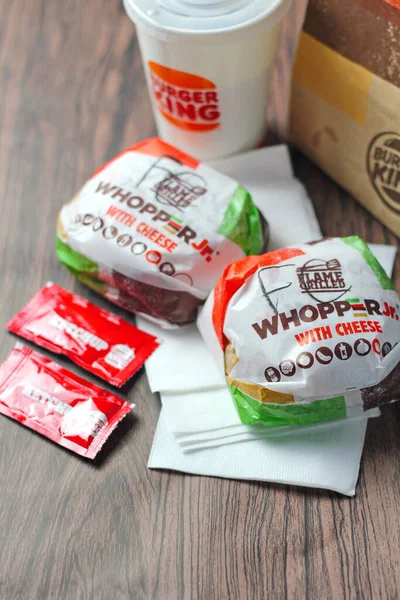 Bangkok Tayland, 09 Ocak 2023 Burger King 'in hamburgeri, Whopper ve içki dükkanı. Fast food işi geçmişi.