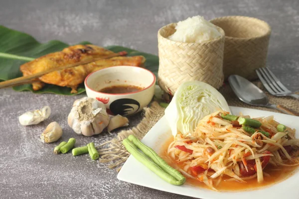 Pepaya Salad Makanan Thailand Populer Disajikan Dengan Ayam Panggang Nasi — Stok Foto