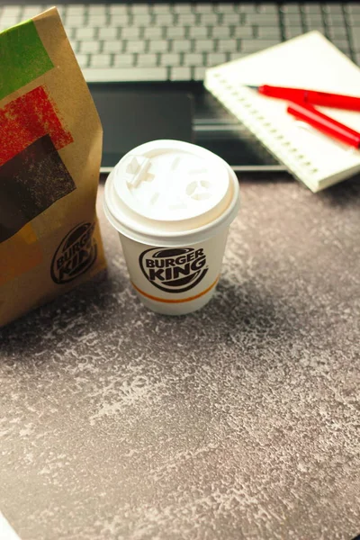 งเทพฯ ประเทศไทย มกราคม 2023 วยกาแฟและแล อปของ Burger King บนโต ะในร — ภาพถ่ายสต็อก