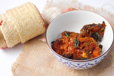 Baharatlı Kızarmış Yayın Balığı Tayland usulü beyaz bir masada servis edilir..