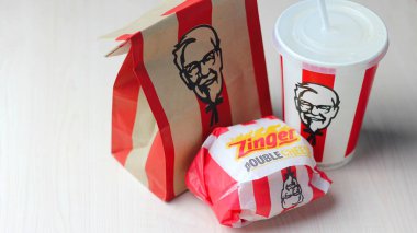 Bangkok, Tayland - 10 Ocak 2023: KFC Tavuk Burger veya Singer Burger hafif içecek ve patates kızartması ile servis edilir, KFC Tayland 'da popüler bir fast food..