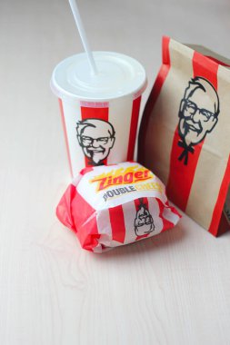Bangkok, Tayland - 10 Ocak 2023: KFC Tavuk Burger veya Singer Burger hafif içecek ve patates kızartması ile servis edilir, KFC Tayland 'da popüler bir fast food..