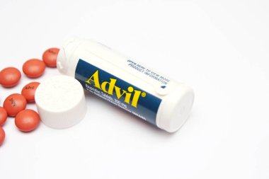 Ağrı kesiciler, taşınabilir ilaç şişeleri, Amerika 'nın popüler ağrı kesicileri, beyaz arka plan..