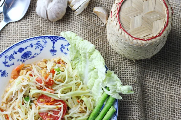 Somtum Salada Mamão Picante Tailandesa Fundo Branco Comida Tailandesa Internacional — Fotografia de Stock