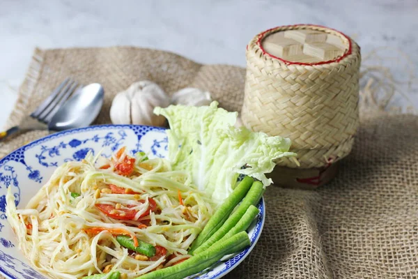 Somtum Тайский Пряный Салат Папайи Белом Фоне Международная Тайская Кухня — стоковое фото