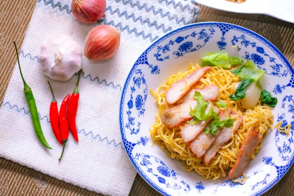 Telur Mie Dengan Daging Babi Barbeque Dalam Pelat Gaya Cina — Stok Foto