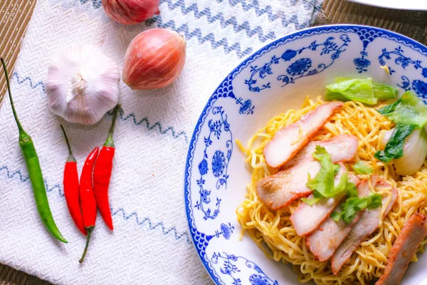 Telur Mie Dengan Daging Babi Barbeque Dalam Pelat Gaya Cina — Stok Foto