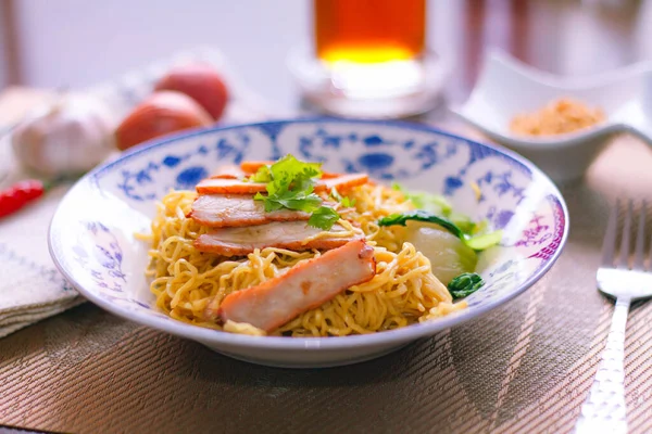 中国風の皿に盛られたバーベキューポーク卵麺 — ストック写真