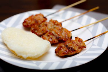 Yapışkan pirinçli domuz eti Tayland 'da kahvaltıda Tayland yemeği Tayland' da beyaz bir tabağa konur..