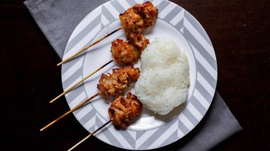 Yapışkan pirinçli domuz eti Tayland 'da kahvaltıda Tayland yemeği Tayland' da beyaz bir tabağa konur..