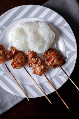 Yapışkan pirinçli domuz eti Tayland 'da kahvaltıda Tayland yemeği Tayland' da beyaz bir tabağa konur..
