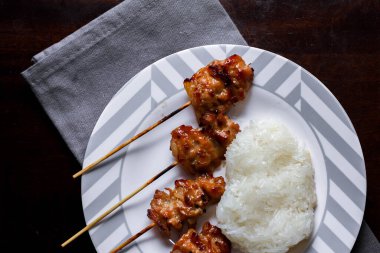 Yapışkan pirinçli domuz eti Tayland 'da kahvaltıda Tayland yemeği Tayland' da beyaz bir tabağa konur..