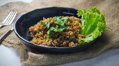 Siyah tabakta kızarmış pirinç, kızarmış pirinç, Çin usulü kızarmış pirinç, Tayland yemeği..