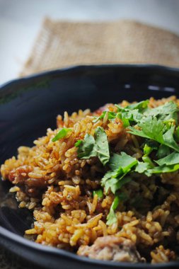 Siyah tabakta kızarmış pirinç, kızarmış pirinç, Çin usulü kızarmış pirinç, Tayland yemeği..