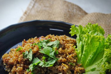 Siyah tabakta kızarmış pirinç, kızarmış pirinç, Çin usulü kızarmış pirinç, Tayland yemeği..