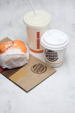 Bangkok, Tayland - 14 Mart 2023 - meşrubat bardakları, kahve kupaları ve balık köfteleri. Burger King, fast food burgerleri Amerika 'da popüler..
