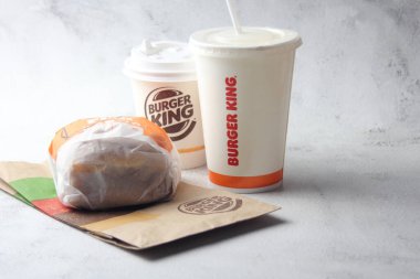 Bangkok, Tayland - 14 Mart 2023 - meşrubat bardakları, kahve kupaları ve balık köfteleri. Burger King, fast food burgerleri Amerika 'da popüler..