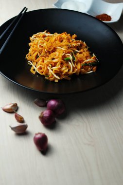 Asya Pirinç Noodle ile masada karides ve sebze yakın çekim. Yatay Üstten Görünüm