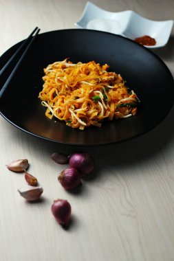 Asya Pirinç Noodle ile masada karides ve sebze yakın çekim. Yatay Üstten Görünüm