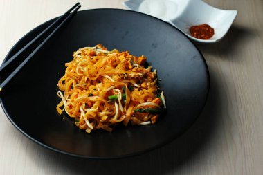 Kızarmış Tayland eriştesi, Tayland yemeği ve sebze, Tahta Masa koy.