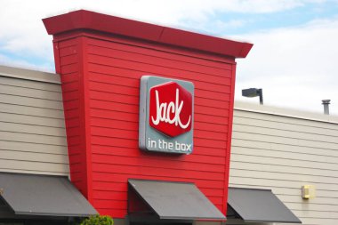 WA, ABD - 22 Mart 2023 - Jack kutunun önünde ve logosunda, Jack kutuda, Amerika 'da popüler bir fast food restoranıdır..