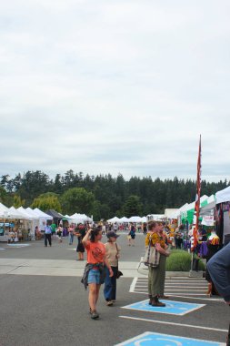 Sequim, WA - 17 Temmuz 2022: Amerikan yazında insanlar Sequim Çiftlik Lavander Festivallerinde ticaret, müzik ve etkinliklerle eğleniyorlar.