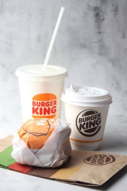 Bangkok, Tayland - 14 Mart 2023 - meşrubat bardakları, kahve kupaları ve balık köfteleri. Burger King, fast food burgerleri Amerika 'da popüler..