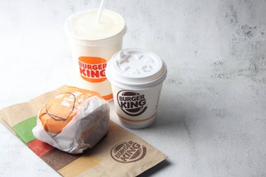 Bangkok, Tayland - 14 Mart 2023 - meşrubat bardakları, kahve kupaları ve balık köfteleri. Burger King, fast food burgerleri Amerika 'da popüler..