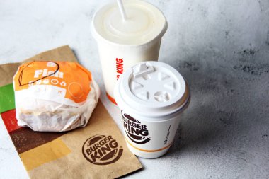 Bangkok, Tayland - 14 Mart 2023 - meşrubat bardakları, kahve kupaları ve balık köfteleri. Burger King, fast food burgerleri Amerika 'da popüler..