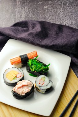 Sashimi suşisini yemek çubukları ve soya soyasıyla kapat.