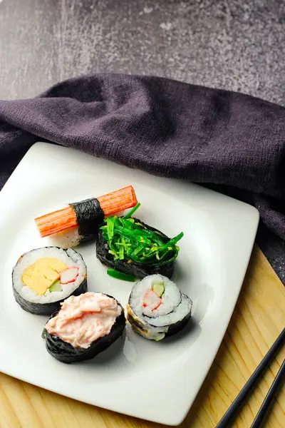 Close Van Sashimi Sushi Set Met Eetstokjes Soja — Stockfoto