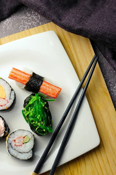 Sushi Geserveerd Een Wit Bord Met Saus — Stockfoto