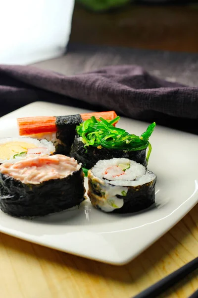 Tutup Dari Sashimi Sushi Set Dengan Sumpit Dan Kedelai — Stok Foto