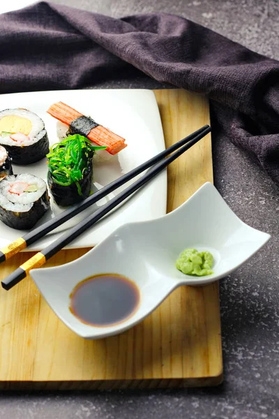 Sushi Geserveerd Een Wit Bord Met Saus — Stockfoto