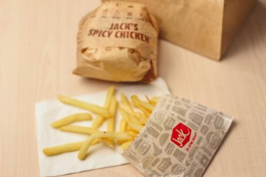 WASHINGTON, ABD - 10 Ocak 2023: Ev usulü Rance Chiken Club Burger ya da Jack Spicy Chicken Burger, ABD 'deki kutu restoranında ahşap bir masada servis edildi..