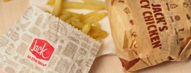 WASHINGTON, ABD - 10 Ocak 2023: Ev usulü Rance Chiken Club Burger ya da Jack Spicy Chicken Burger, ABD 'deki kutu restoranında ahşap bir masada servis edildi..