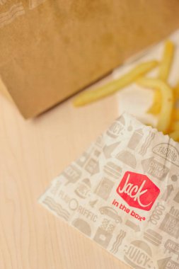 WASHINGTON, ABD - 10 Ocak 2023: Ev usulü Rance Chiken Club Burger ya da Jack Spicy Chicken Burger, ABD 'deki kutu restoranında ahşap bir masada servis edildi..
