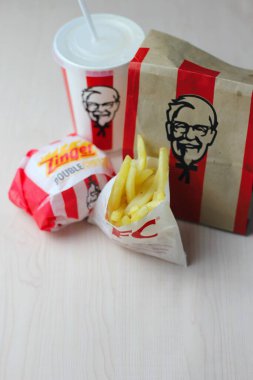 Bangkok, Tayland - 10 Ocak 2023: KFC Tavuk Burger veya Singer Burger hafif içecek ve patates kızartması ile servis edilir, KFC Tayland 'da popüler bir fast food..