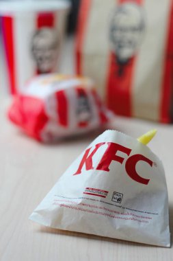Bangkok, Tayland - 10 Ocak 2023: KFC Tavuk Burger veya Singer Burger hafif içecek ve patates kızartması ile servis edilir, KFC Tayland 'da popüler bir fast food..
