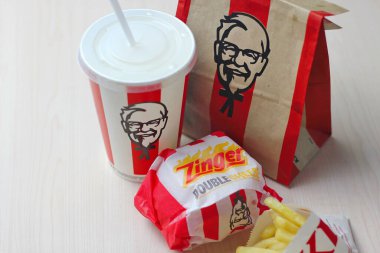 Bangkok, Tayland - 10 Ocak 2023: KFC Tavuk Burger veya Singer Burger hafif içecek ve patates kızartması ile servis edilir, KFC Tayland 'da popüler bir fast food..