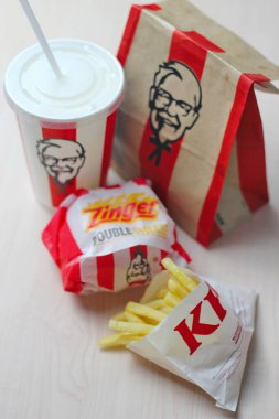 Bangkok, Tayland - 10 Ocak 2023: KFC Tavuk Burger veya Singer Burger hafif içecek ve patates kızartması ile servis edilir, KFC Tayland 'da popüler bir fast food..