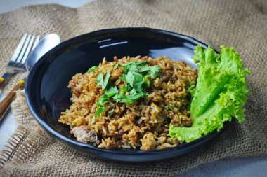 Siyah tabakta kızarmış pirinç, kızarmış pirinç, Çin usulü kızarmış pirinç, Tayland yemeği..