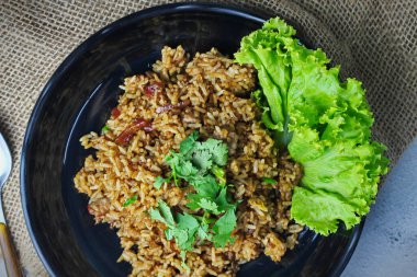 Siyah tabakta kızarmış pirinç, kızarmış pirinç, Çin usulü kızarmış pirinç, Tayland yemeği..