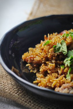 Siyah tabakta kızarmış pirinç, kızarmış pirinç, Çin usulü kızarmış pirinç, Tayland yemeği..