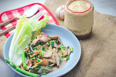 Dilimlenmiş sığır eti salatası, Tayland 'da Isaan yemeği, Tayland' da yerel yemek. Uzun fasulye ve marulla servis edilir Gri bir tabakta Tayland restoranında servis edilir.